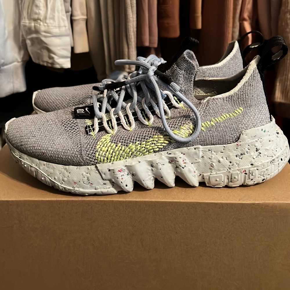 NIKE SPACE HIPPIE